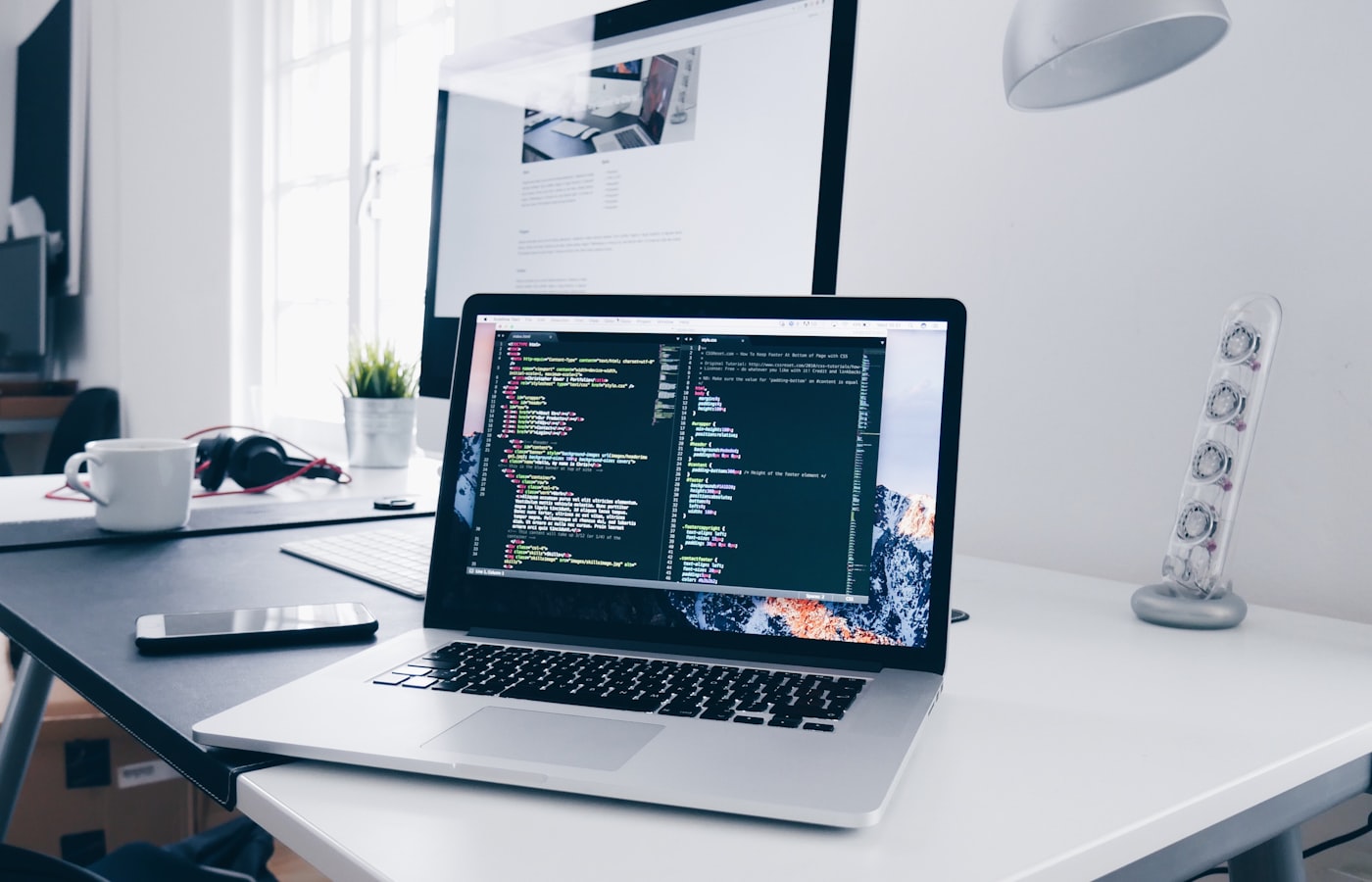 Diseno web en laptop con editor de codigo y componentes