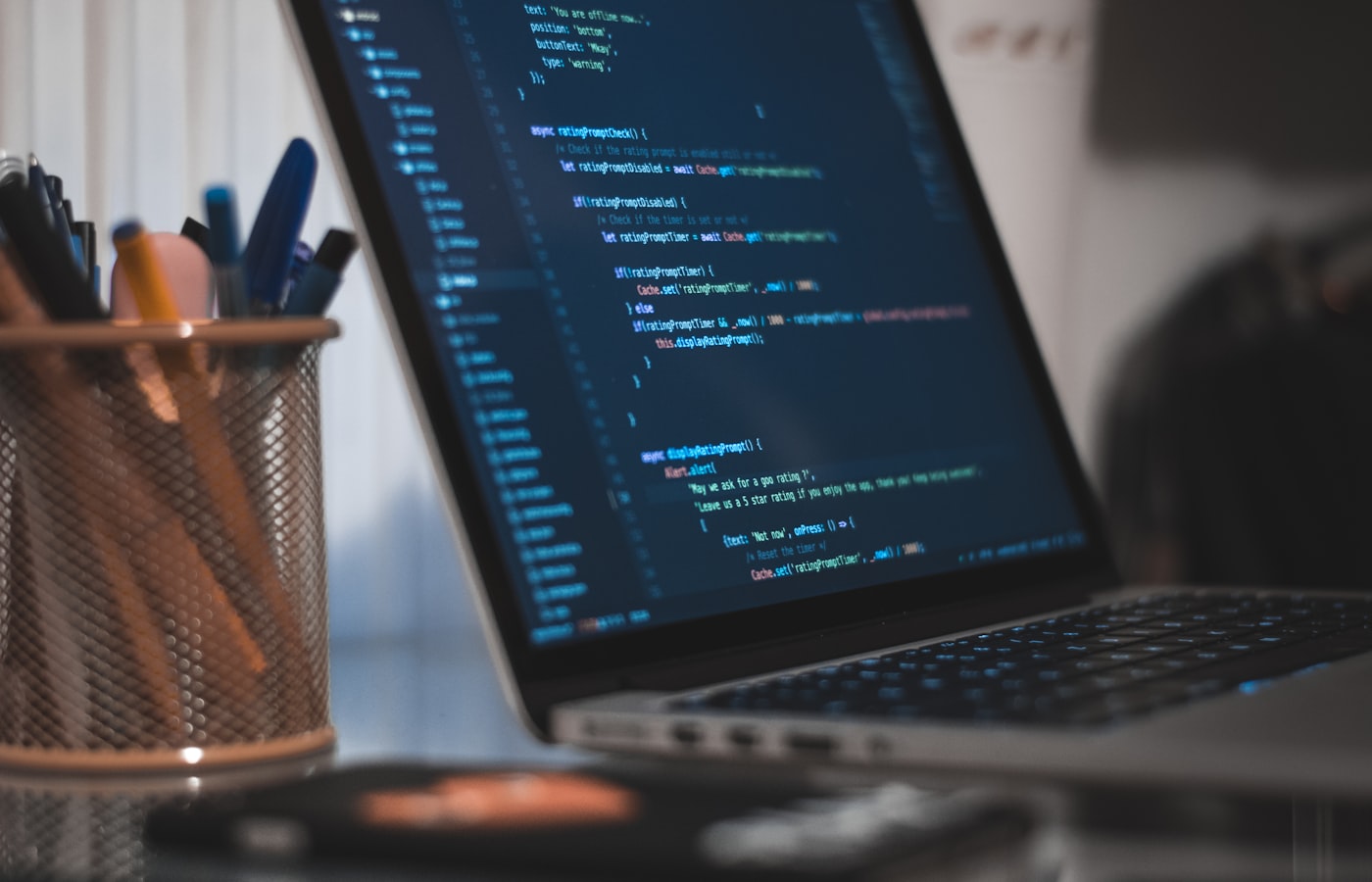 Laptop con notas y taza en un escritorio
