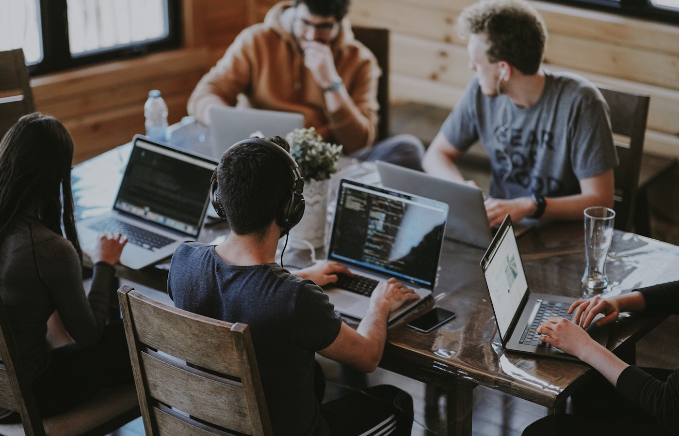 Personas revisando un dashboard SEO en laptops
