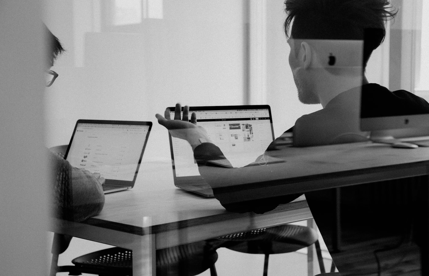 Personas revisando interfaces web en portatiles